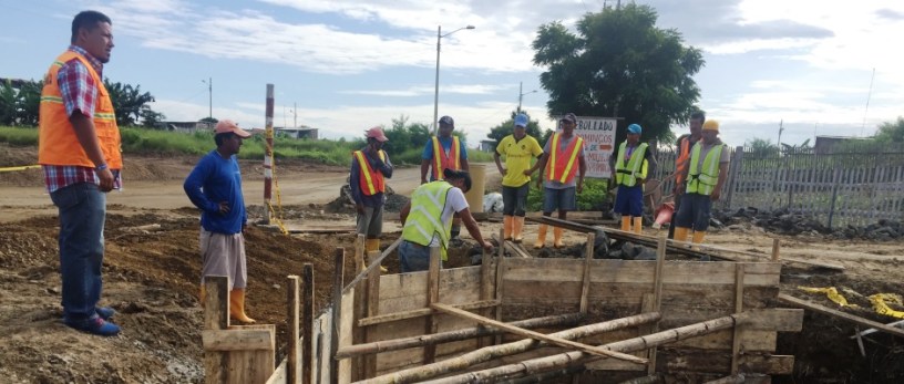 Alcantarilla tipo cajón, construida en una vía del Cantón Montecristi. Manabí, Ecuador.