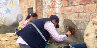 Aplicación de Abate en agua contenida en recipientes caseros. Manabí, Ecuador.