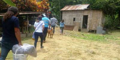 Colaboradores del Patronato municipal de Manta llevan ayuda a personas necesitadas de La Majagua, Pueblo Nuevo. Manabí, Ecuador.