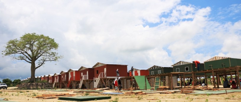 Casitas Hogar de Cristo levantadas en el Barrio Ceibo Renacer de Manta para damnificados del terremoto de abril 2016. Manabí, Ecuador.