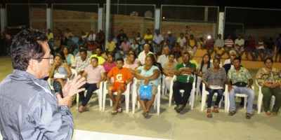 Moradores del Barrio Jipijapa escuchan al alcalde de Manta. Manabí, Ecuador.