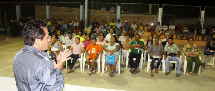 Moradores del Barrio Jipijapa escuchan al alcalde de Manta. Manabí, Ecuador.