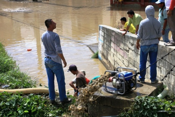 Drenando el agua desbordada del Río Manta. Manabí, Ecuador.