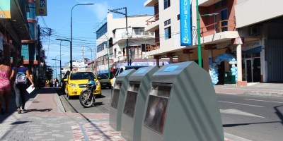 Buzones para basura en una acera de la Calle 13 recién regenerada, en Manta. Manabí, Ecuador.