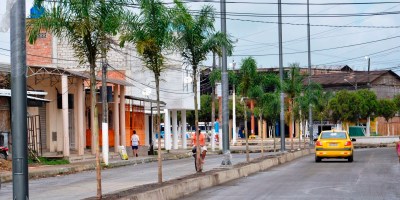 Una calle recién remozada en la ciudad de Chone. Manabí, Ecuador.