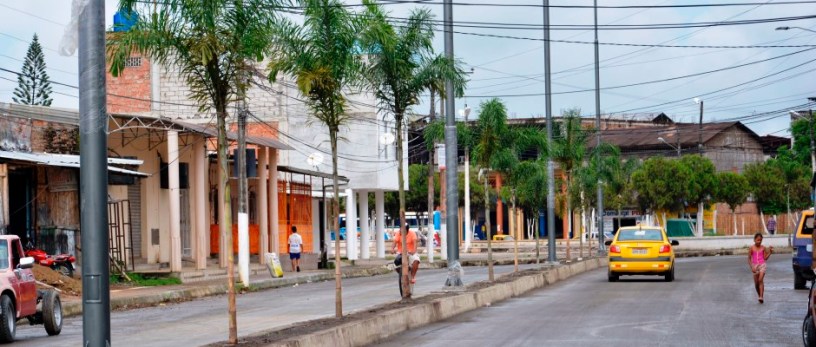 Una calle recién remozada en la ciudad de Chone. Manabí, Ecuador.