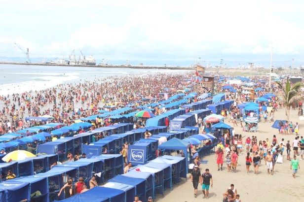 Playa el Murciélago de Manta, el domingo víspera del carnaval 2017. Manabí, Ecuador.