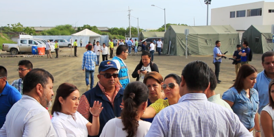 Funcionarios del Gobierno nacional y del GAD cantonal de Manta, durante la clausura del albergue provisional Tohallí. Manabí, Ecuador.