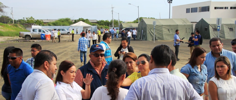 Funcionarios del Gobierno nacional y del GAD cantonal de Manta, durante la clausura del albergue provisional Tohallí. Manabí, Ecuador.