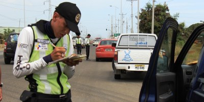 Agentes de la Dirección Municipal de Tránsito de Manta ejercen control en una vía muy transitada. Manabí, Ecuador.