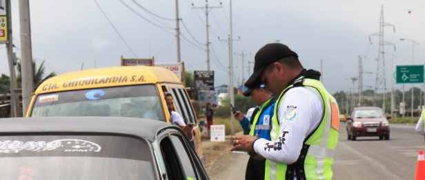 Control del tránsito en una vía principal de Manta. Manabí, Ecuador.