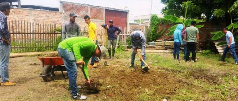 Estudiantes de ingeniería agrícola en la ULEAM ayudan a crear huertos familiares en la ciudad de Manta. Manabí, Ecuador.