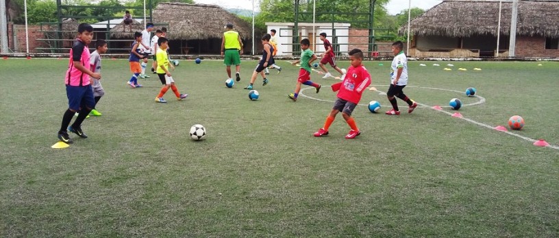 Niños de Montecristi entrenan en un curso de fútbol vacacional. Manab{i, Ecuador.