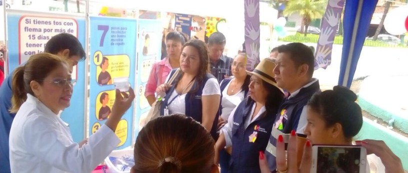 Demostración médica de cómo prevenir la tuberculosis. Manabí, Ecuador.