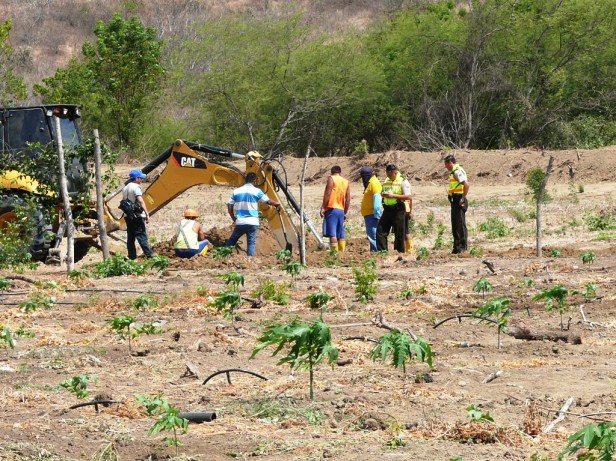 Funcionarios de EPAM, Fiscalía y Policía Nacional, durante el descubrimiento de una toma clandestina de agua potable en un acueducto de Manta. Manabí, Ecuador.