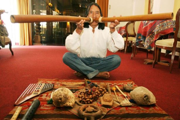 Cantautor ecuatoriano Enrique Males (Foto: andina.com.pe, tomada del banco de imágenes de Google).