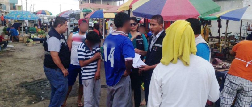 La DINAPEN cuida que los niños no trabajen en un mercado popular de abastos en Manta. Manabí, Ecuador.