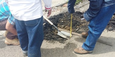Extraen muestras del suelo vial de Montecristi para repavimentación. Manabí, Ecuador.