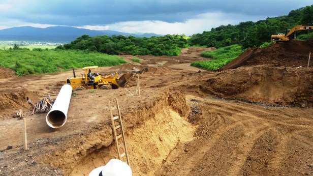Remoción y extracción de tierra para montar la planta potabilizadora de agua de Montecristi. Manabí, Ecuador.