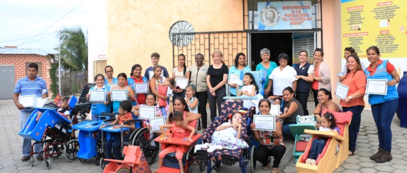 La Fundación Rostro de Jesús entregando sillas postulares a niños discapacitados de Manta. Manabí, Ecuador.