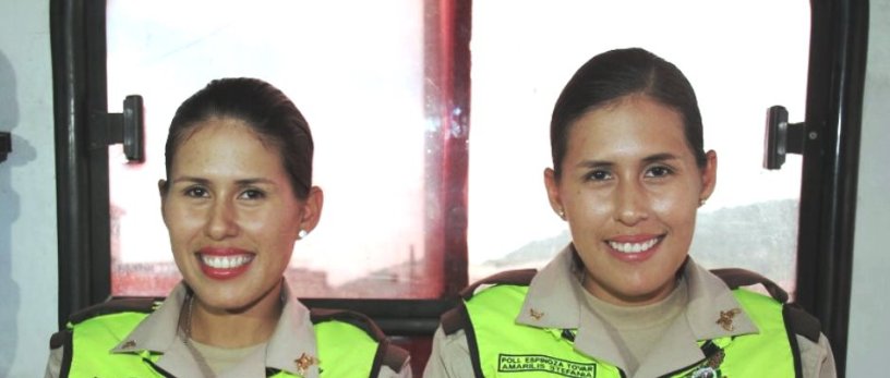 Gemelas Jisenia y Stefanía Espinoza Tovar, miembros de la Policía Nacional. Manabí, Ecuador.