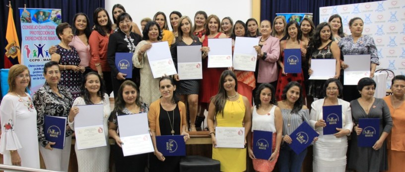 Mujeres servidoras del Municipio de Manta, durante un homenaje en su honor. Manabí, Ecuador.