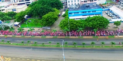 Competidoras de la carrera atlética Diosa Umiña 5K pasan frente al Parque Central Eloy Alfaro de Manta. Manabí, Ecuador.