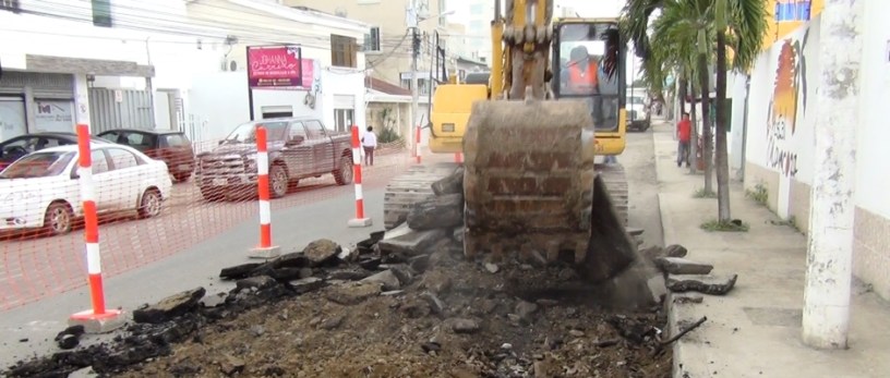 Inicio de la regeneración de la Avenida Flavio Reyes de Manta. Manabí, Ecuador.