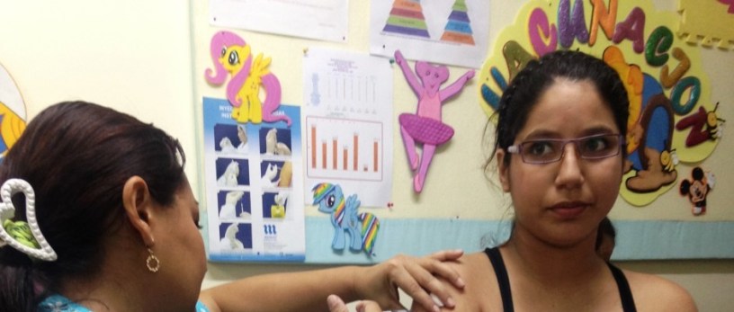 Vacunación a madre embarazada en un centro de salud. Manabí, Ecuador.