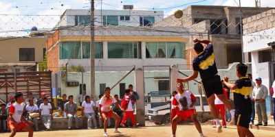 Juego de ecuavoley en la ciudad de Manta. Manabí, Ecuador.