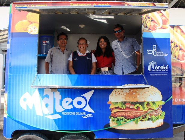 Aspecto lateral de un kiosco que vende bocadillos artesanales Mateo hechos en Manta. Manabí, Ecuador.