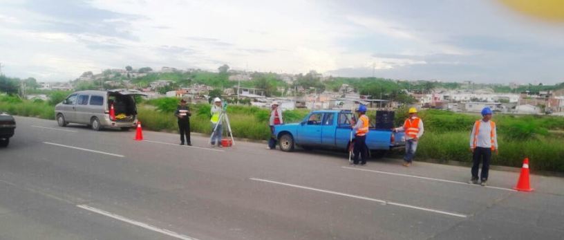Levantamiento topográfico para una tubería de transporte de aguas sucias y un colector en Manta. Manabí, Ecuador.