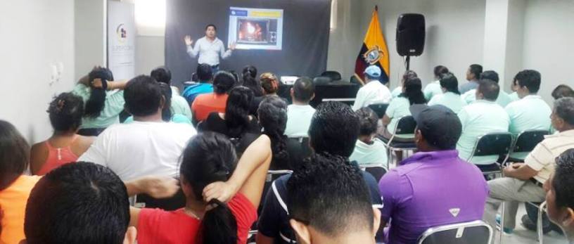 Pescadores artesanales de Jaramijó, en una charla sobre la Ley de Comunicación. Manabí, Ecuador.