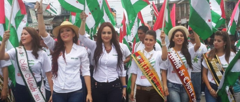Reinas de belleza de Manabí proclaman la pertenencia a Manabí de La Manga del Cura. Foto: Gobernación de Manabí. Manabí, Ecuador.