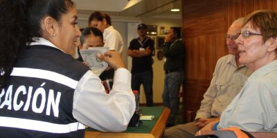 Funcionarios ecuatorianos de Migración chequean documentos de viaje a los tripulantes y pasajeros del crucero inglés Boudicca que ancló en el puerto de Manta. Manabí, Ecuador.