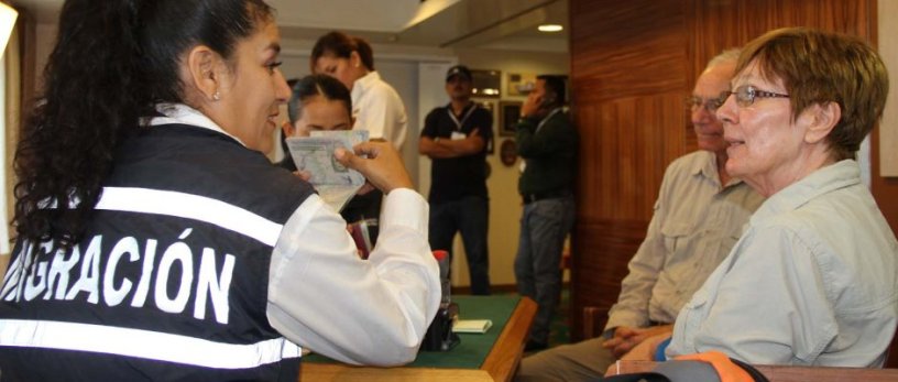 Funcionarios ecuatorianos de Migración chequean documentos de viaje a los tripulantes y pasajeros del crucero inglés Boudicca que ancló en el puerto de Manta. Manabí, Ecuador.