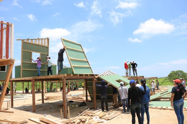 Montaje de una casita Hogar de Cristo en el Barrio Ceibo Renacer de Manta. Manabí, Ecuador.
