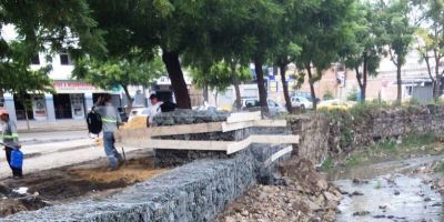 Muro de gaviones en uno de los bordes de un río en la ciudad de Manta. Manabí, Ecuador.
