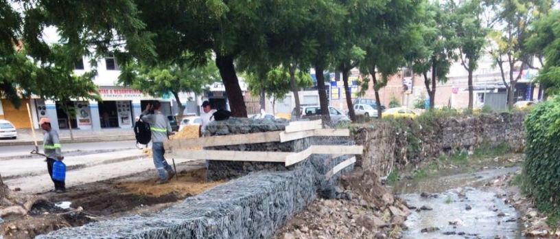 Muro de gaviones en uno de los bordes de un río en la ciudad de Manta. Manabí, Ecuador.
