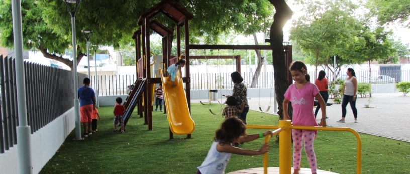 Niños jugando en el renovado Parque los Algarrobos de Manta. Manabí, Ecuador.