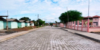 Una calle de la ciudad de Chone, recién adoquinada. Manabí, Ecuador.