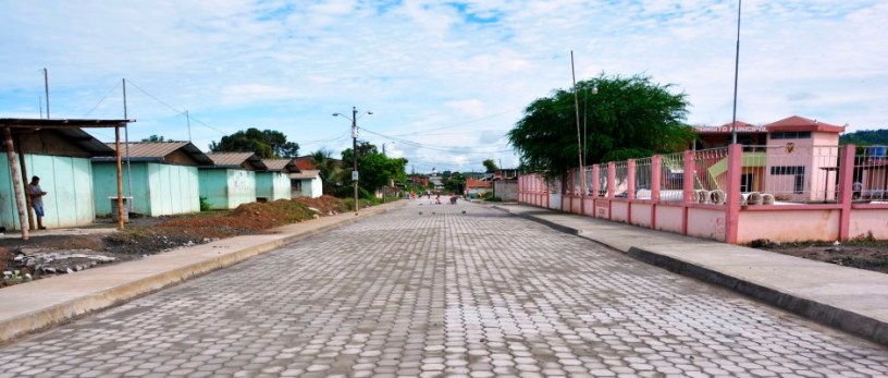 Una calle de la ciudad de Chone, recién adoquinada. Manabí, Ecuador.