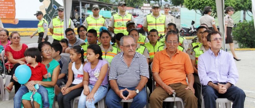 Parte del público presente en la presentación de la campaña policial de valores humanos, Portoviejo. Manabí, Ecuador.