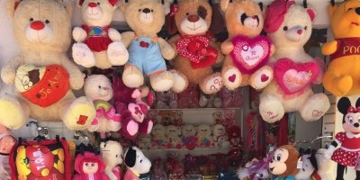 Local donde venden peluches en el Nuevo Tarqui de Manta. Manabí, Ecuador.