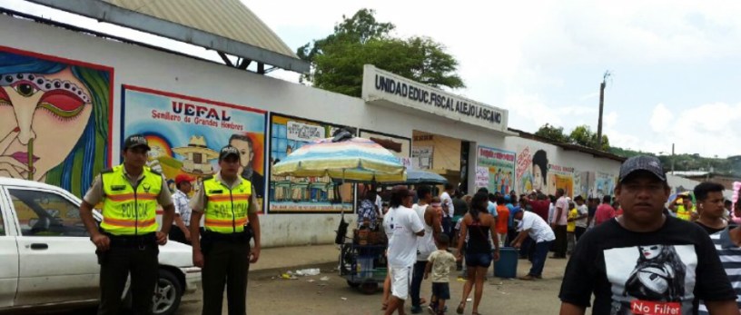 Policías cuidan el orden público afuera de un recinto electoral. Manabí, Ecuador.