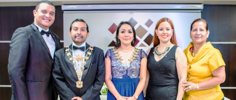 Doménika Sánchez Landín, presidenta de la Cámara Junior de Manta, rodeada de directivos ecuatorianos e internacionales de la JCI. Manabí, Ecuador.