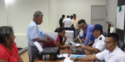 Pescadores de Jaramijó renuevan sus credenciales profesionales ante una brigada móvil de la Capitanía del Puerto de Manta. Manabí, Ecuador.