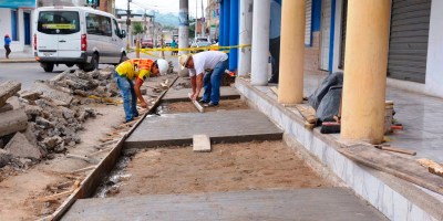Obreros municipales de Chone reparan averías posterremoto en aceras y bordillos. Manabí, Ecuador.