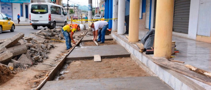 Obreros municipales de Chone reparan averías posterremoto en aceras y bordillos. Manabí, Ecuador.