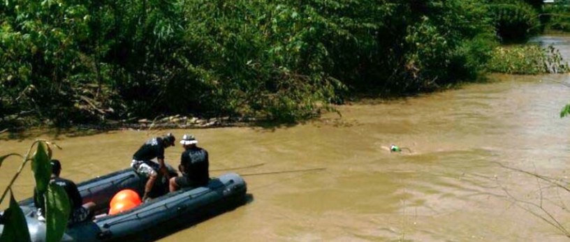 Miembros del GOE policial buscan en el Río Portoviejo a un automovilista y su vehículo. Manabí, Ecuador.